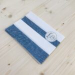Leinen Gläsertuch liegt gefaltet auf Holztisch