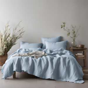 Bett mit hellblauer Leinen Bettwaesche
