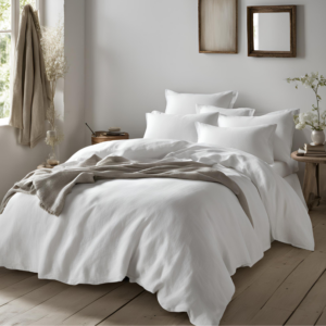 Bett mit weisser Leinen Bettwaesche